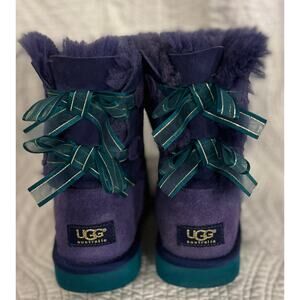 UGGS Blue ribbon designCute and cozy Size 4 ￼